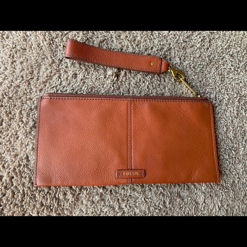 Fossil leather hand purse. Used in good condition
